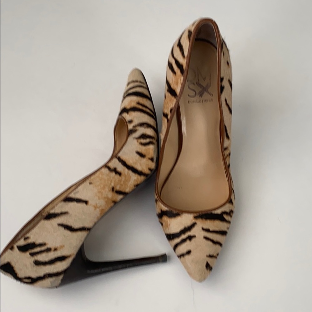 Tiger 🐅 striped faux fur stiletto heels.